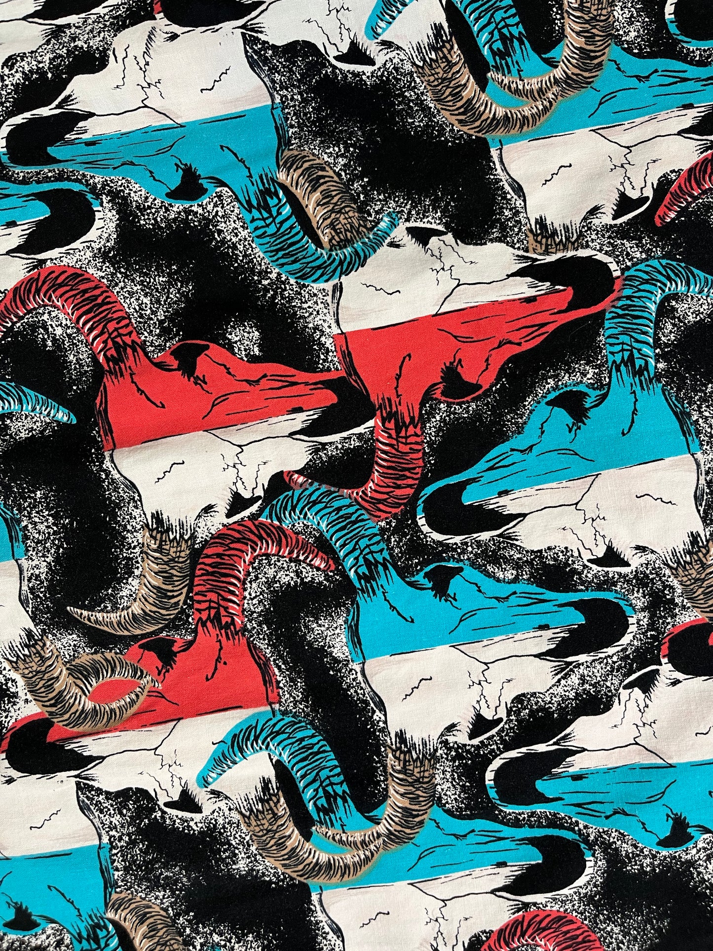 Men's Wrangler Steer Skull Button Up, Medium