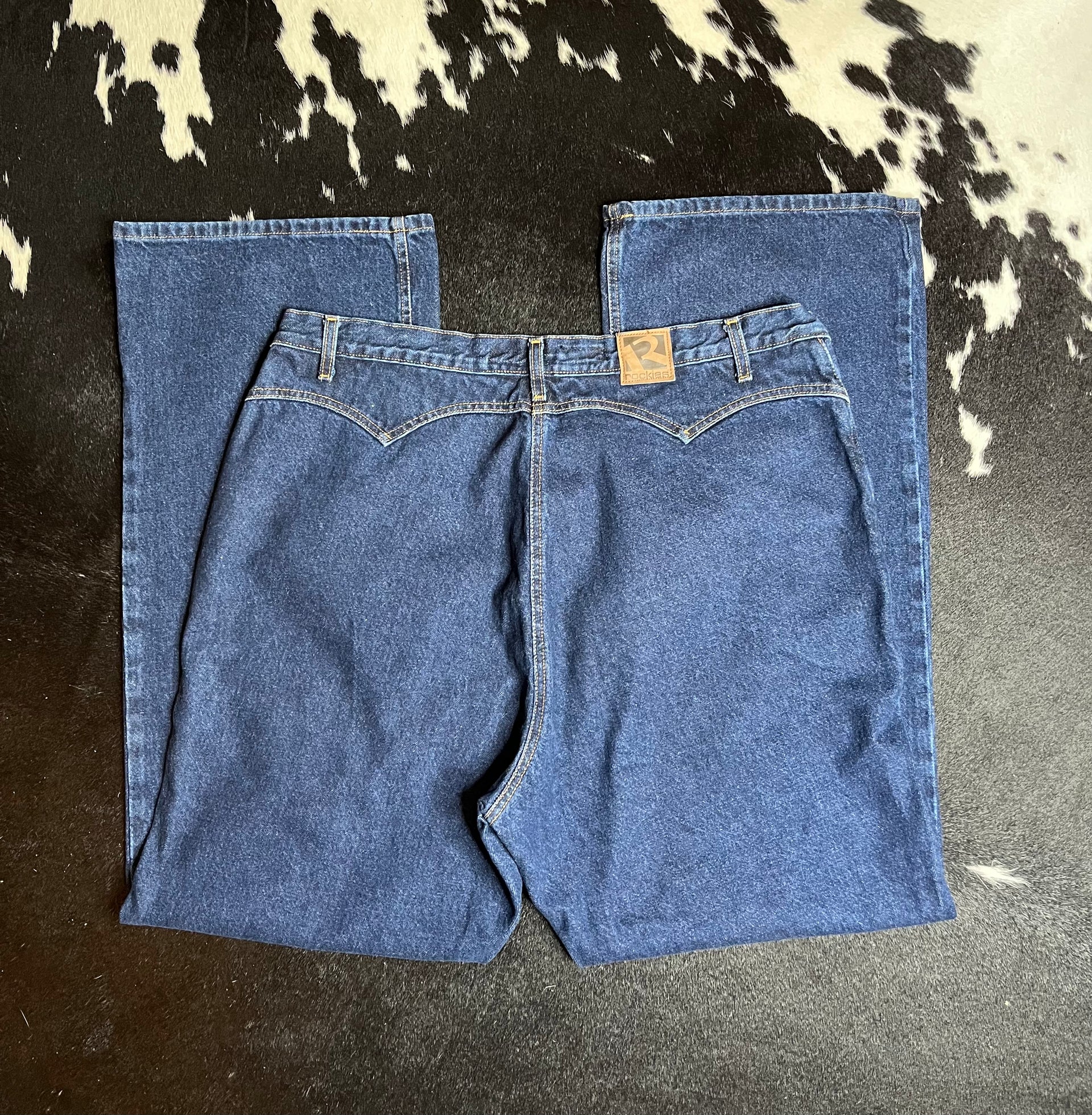 Le jean Cindy bleu foncé Coupe : jambe droite, taille haute | Paige Le jean Cindy bleu foncé Coupe : jambe droite, taille haute | Paige